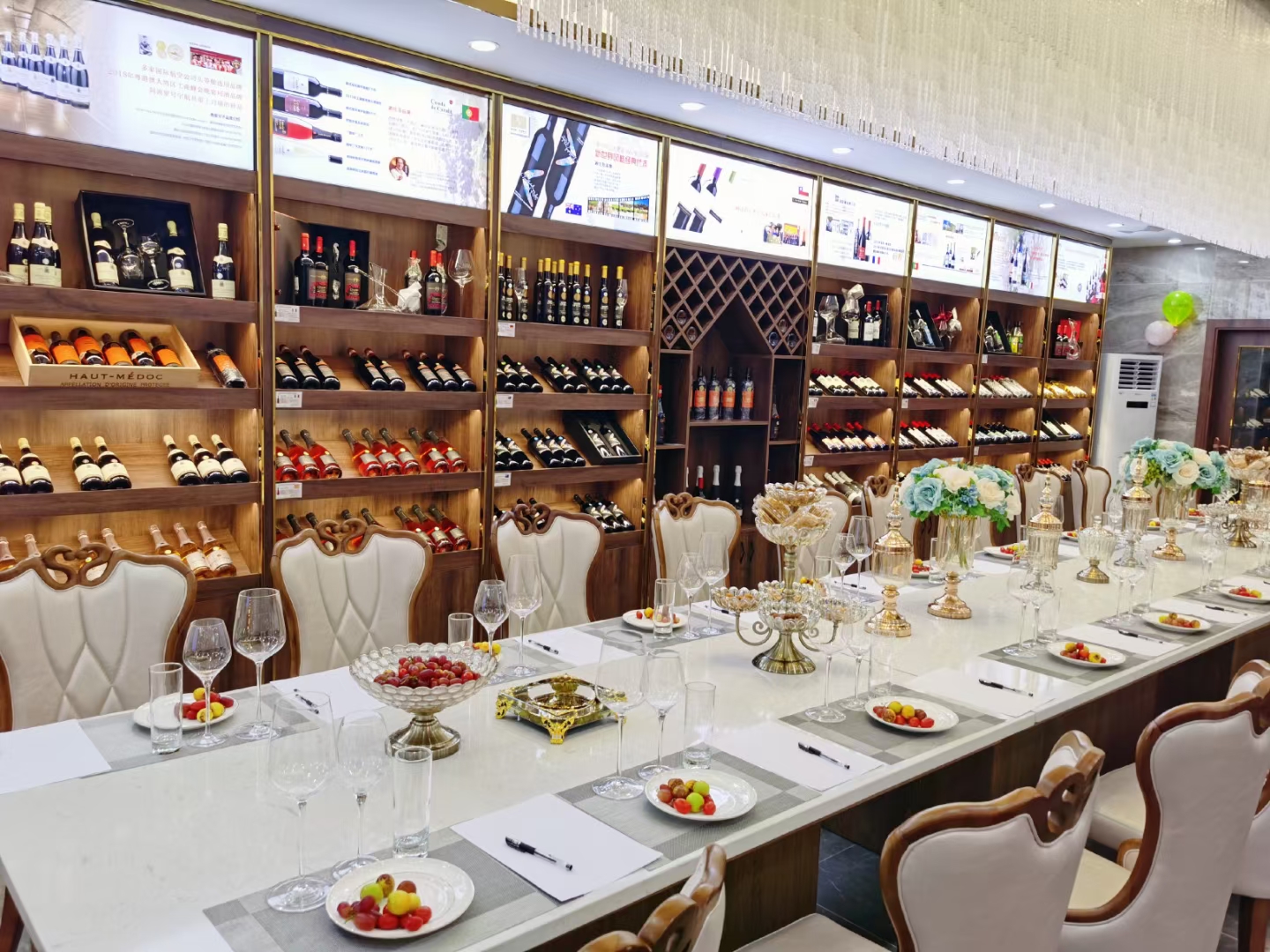 Long table for social gatherings and parties