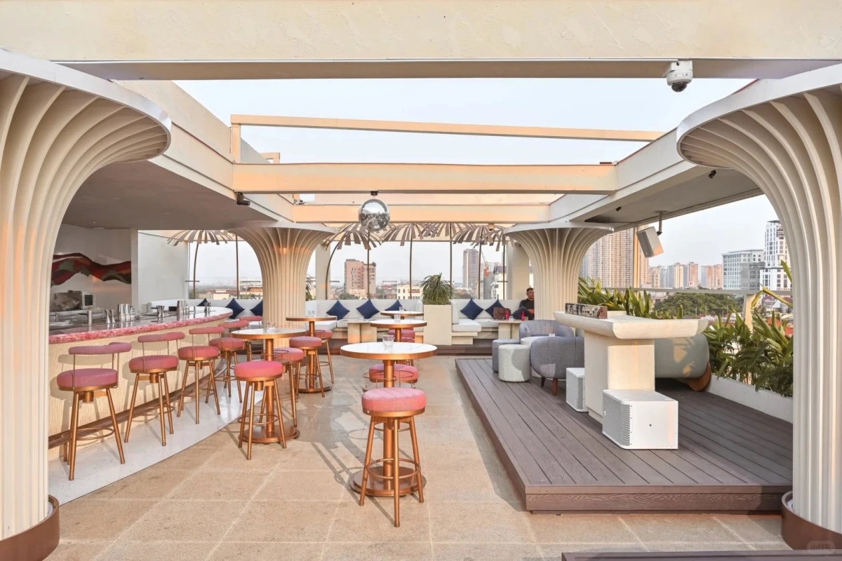 Rooftop Bar Furniture Wind-Resistance Guide: Anchoring Standards and Weighted Solutions for High-Altitude Venues