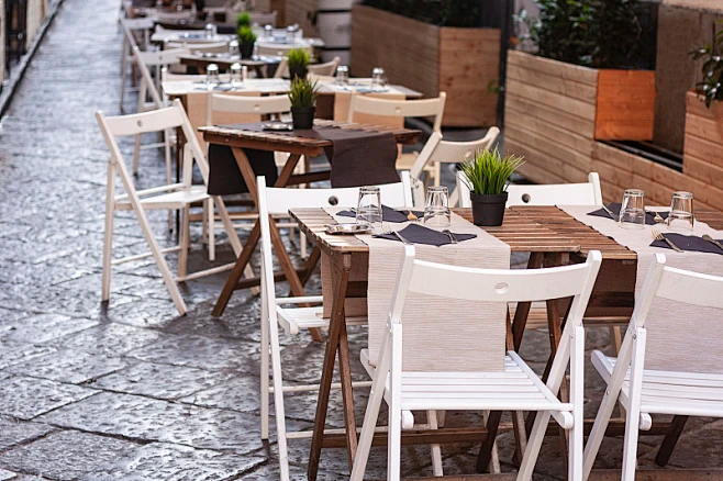 Why Do Commercial Stacking Chairs Jam & Scratch?