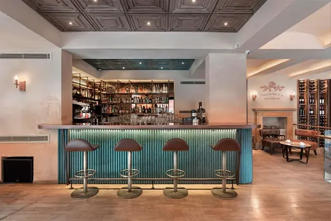Tall Bar Stools Over 110cm Prone to Side Tipping? How Base Weight Ratio and Structure Ensure Commercial Safety